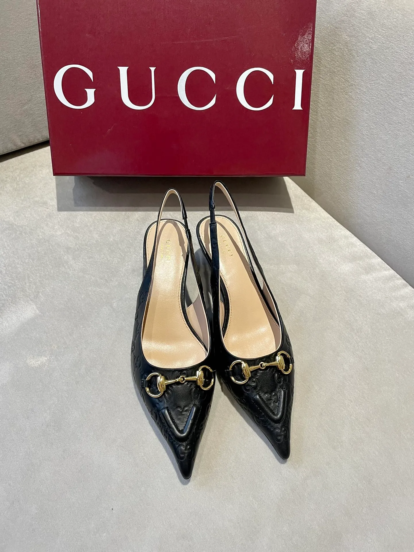 👟👟Ex-factory price 580👟👟 2024 G family’s new GUcc𝐢 horsebit pump sandals with pointed toes, elastic straps and kitten heels complement each other to create a comfortable and fitting design, and the back-lace pumps are the essence of design. Hot-drilling process Upper: Imported high-grade G G canvas Lining/foot pads: Full-grain high-grade lambskin Sole: Italian top-grade genuine leather sole Heel height: 10.5cm Fitting size: 35-42 (40/41/42 custom-made, non-refundable)